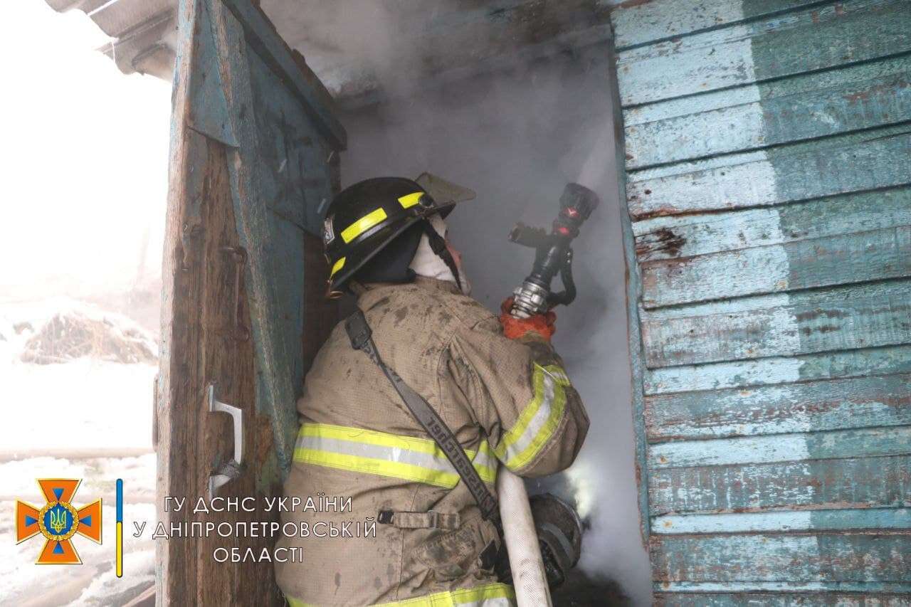 тушат пожар в Днепре