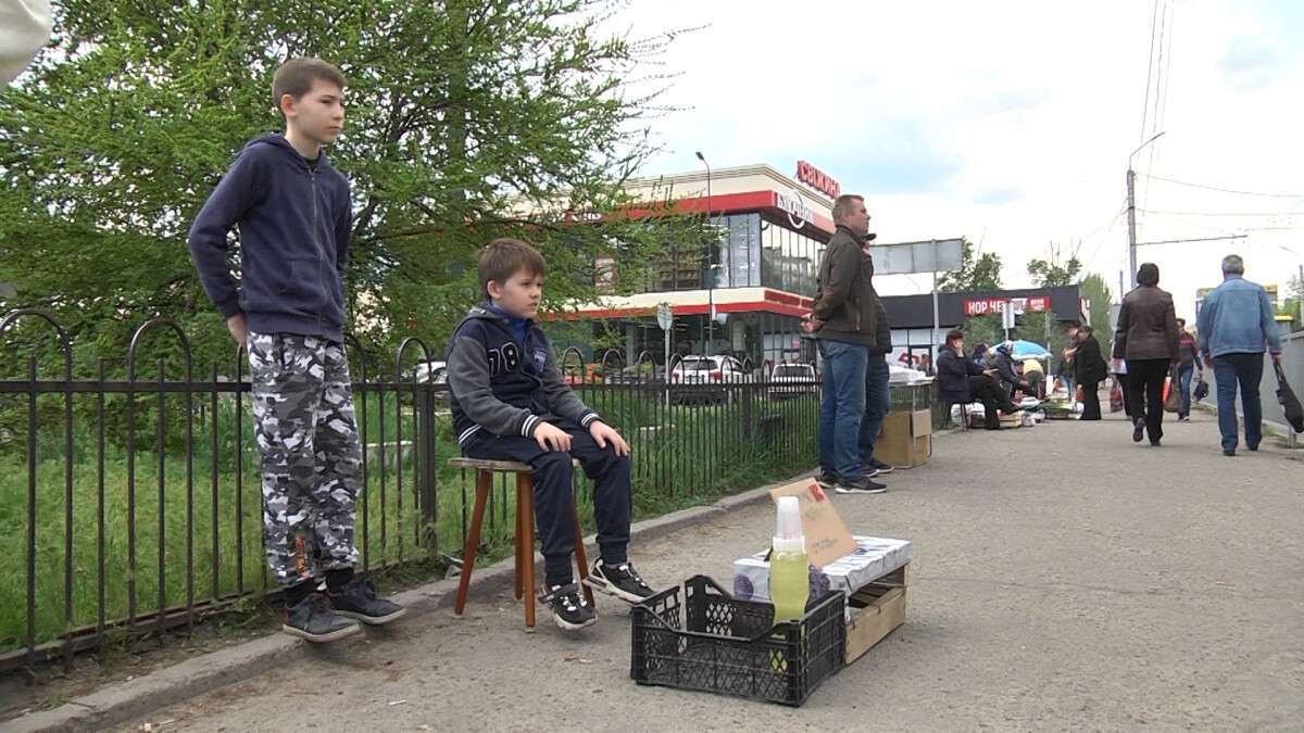 дети продают лимонад