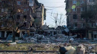 В Мариуполе у разбирающих завалы не выдерживает психика