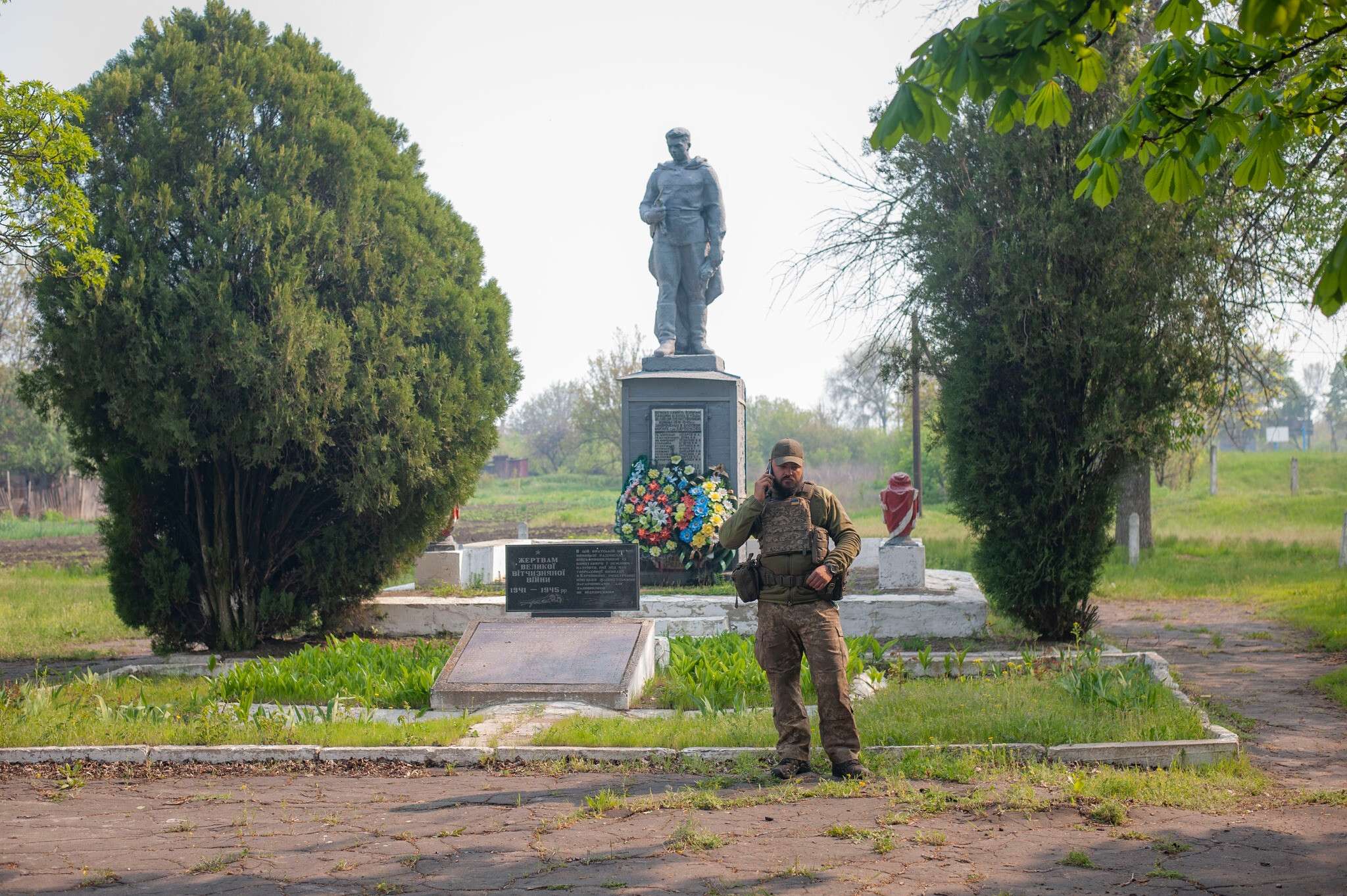 Воин возле памятника
