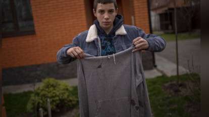 юра с толстовкой