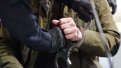 Сдава позиции