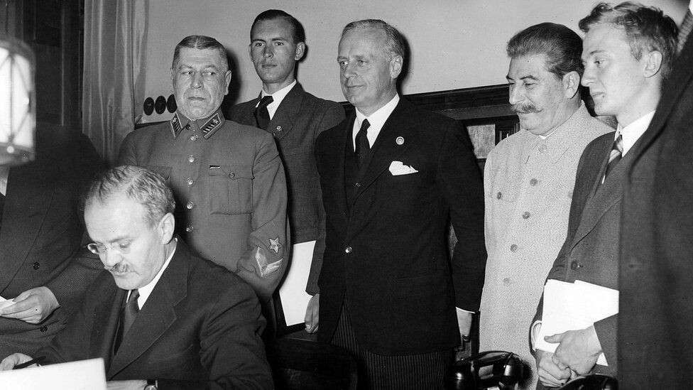 Молотов подписывает советско-германское соглашение о ненападении