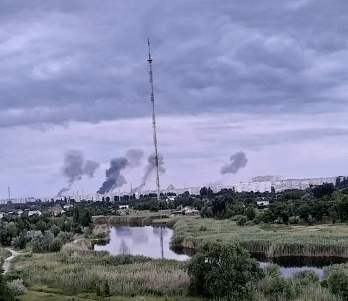 Удар по заводу. Попадание ракеты в ТЭЦ. Ракетные удары по ТЭЦ Украины. Обстрел ракетами. Пожар на НПЗ.