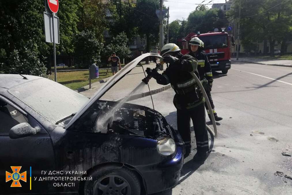 В центре Днепра загорелся автомобиль