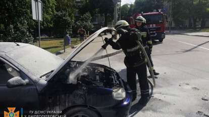 В центре Днепра загорелся автомобиль