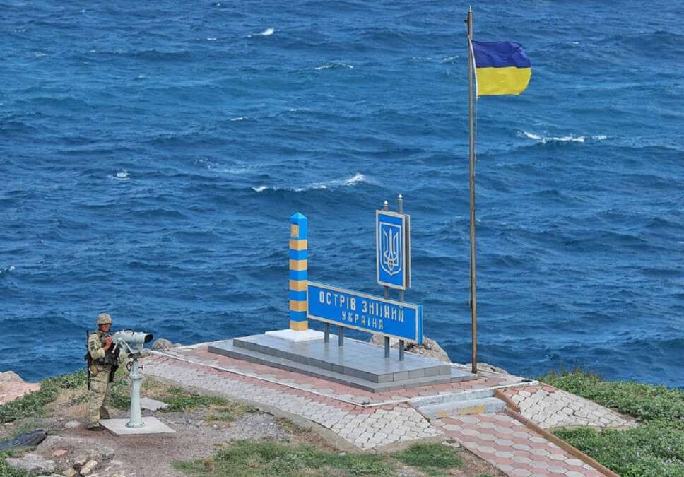 На острове Змеиный подняли украинский флаг
