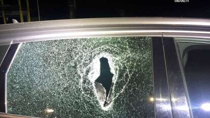 разбитое стекло в машине