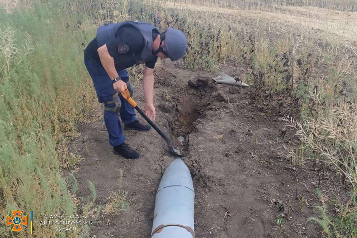 Выберите на фото снаряд не используемый в легкоатлетических дисциплинах