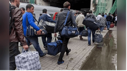 мужчины выезжают с Украины
