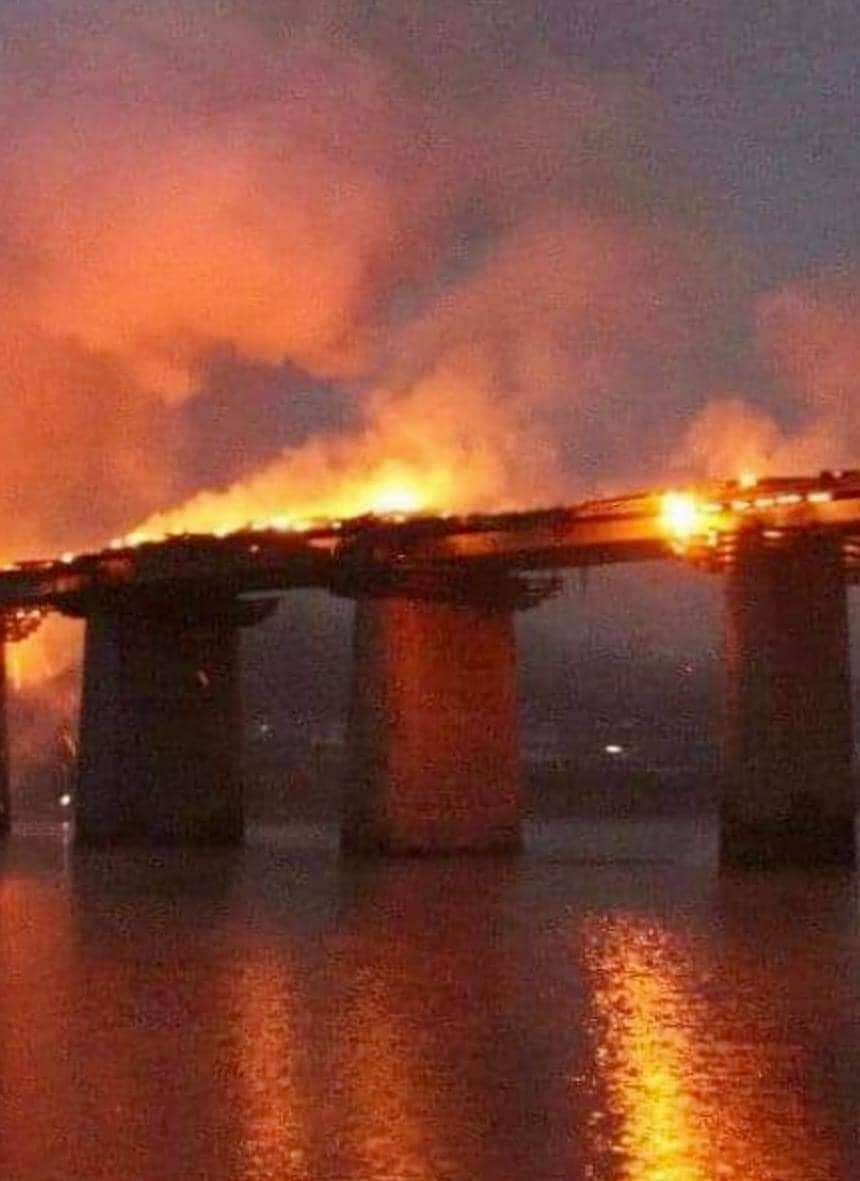 мост горит