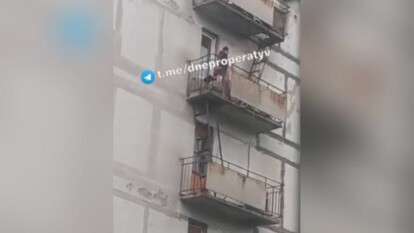 Справил нужду на балконе
