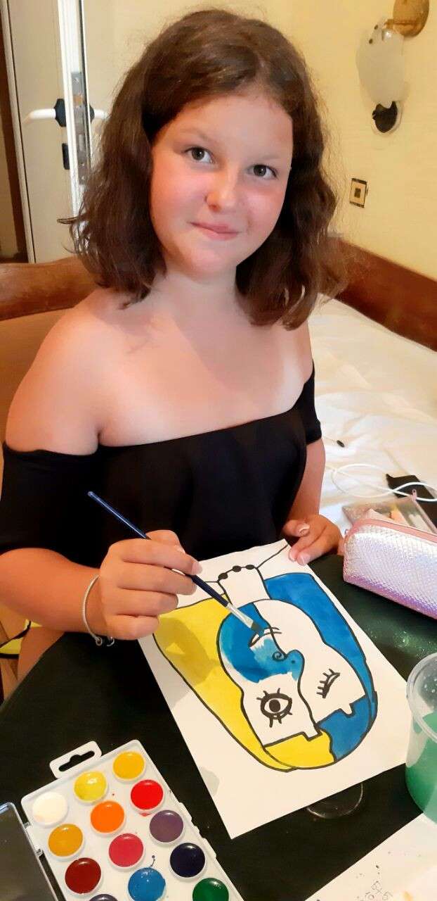 девочка рисует