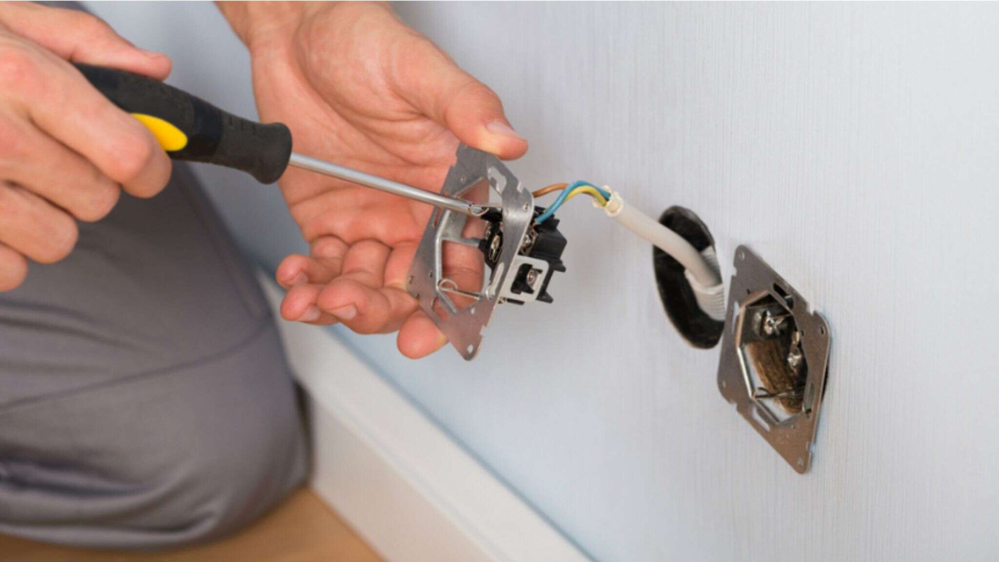 Как замкнуть розетку. Розетка для плиты внутри. Скрутка проводов в распределительной коробке. Монтаж проводов в распределительной коробке. Сгоревшая розетка.