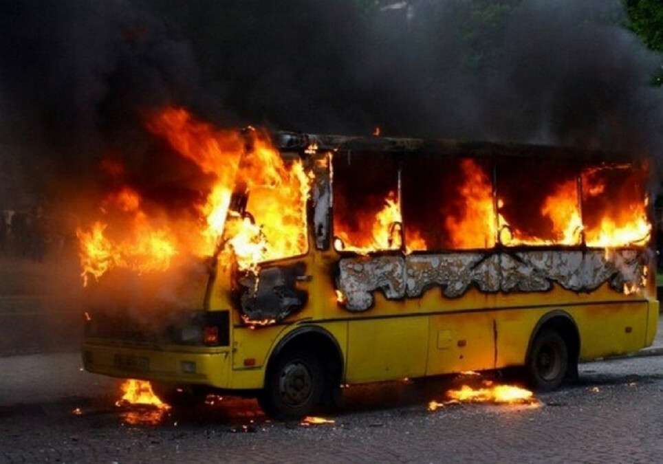 горит автобус