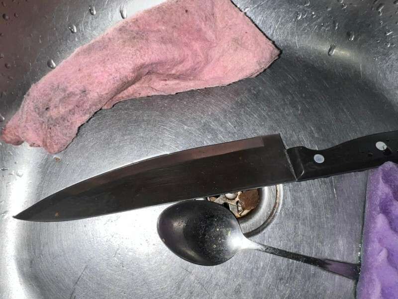 Пырнул ножом друга