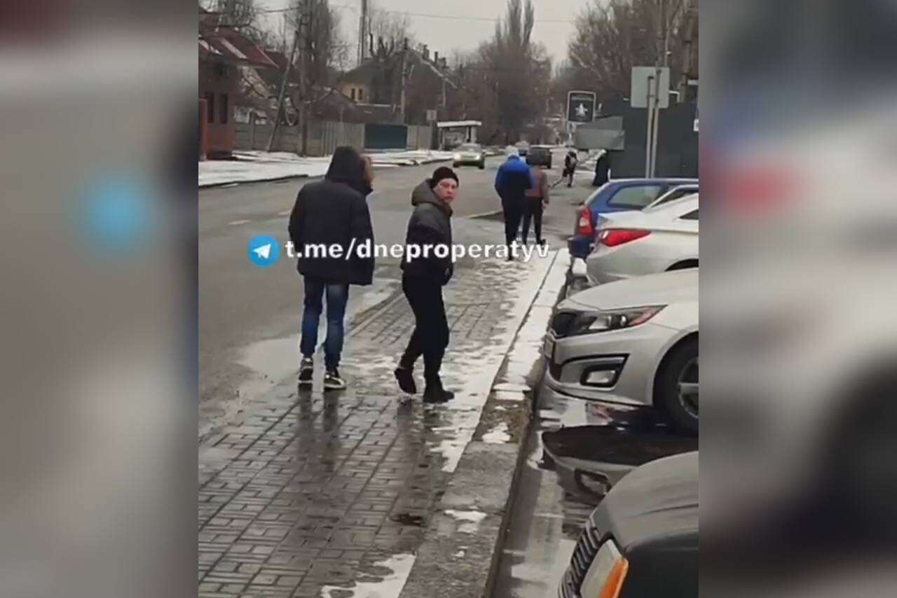 В Днепре на Янтарной пьяные мужчины оторвали бампер у автомобиля: видео |  Новости Днепра | Днепр Оперативный