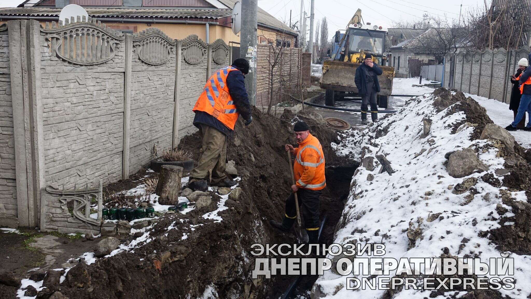 В Днепре на Яна Гуса заменяют водопроводную трубу | Новости Днепра | Днепр  Оперативный