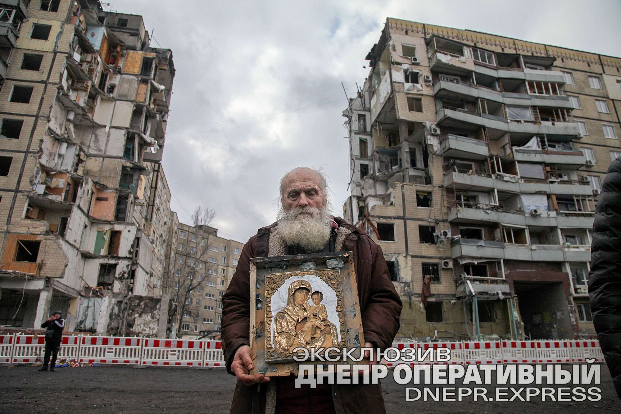 В Днепре на Победе прошла панихида по погибшим от российской ракеты |  Новости Днепра | Днепр Оперативный