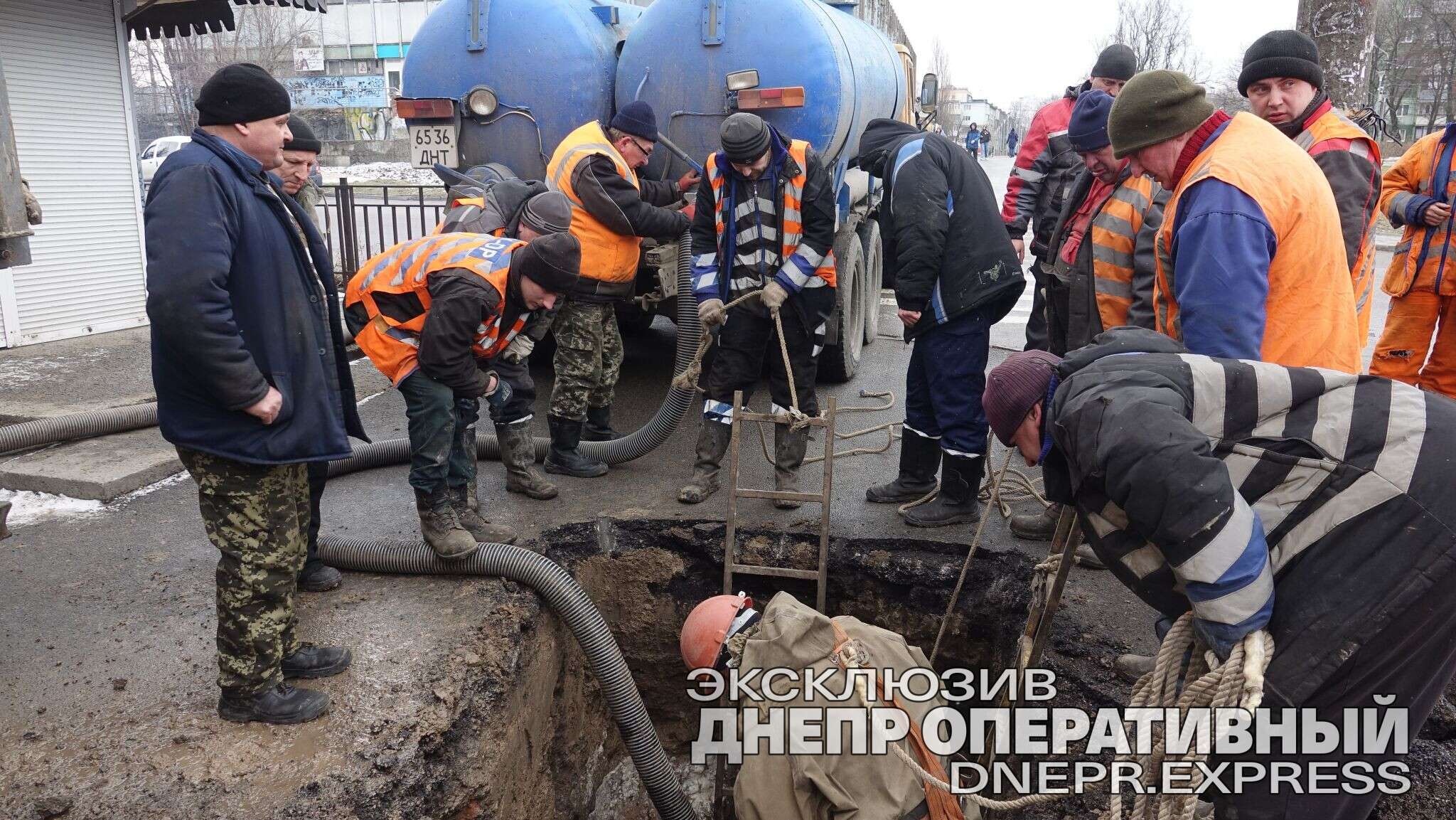 Ликвидируют аварию на водопроводе