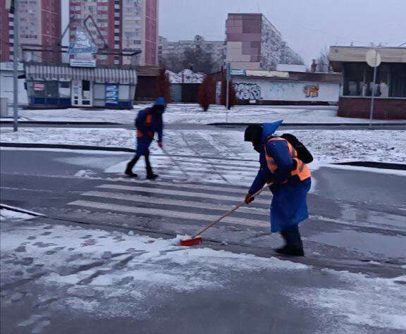 Коммунальщики убирают снег