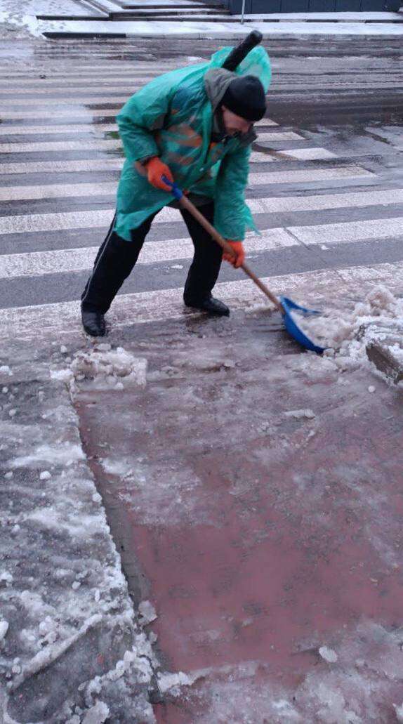 Убирают снег в Днепре