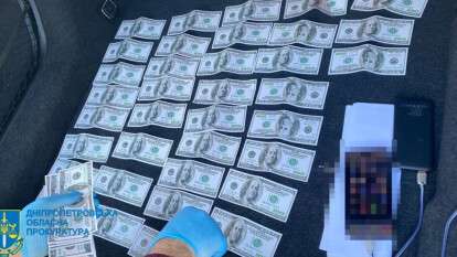 за деньги переправлял за границу