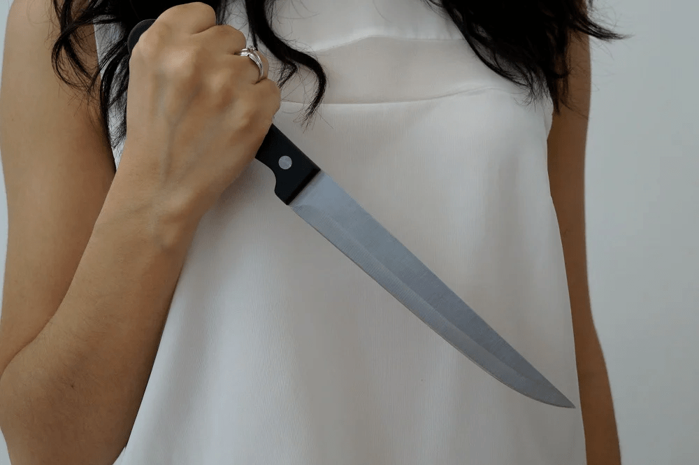 Жінка з ножем