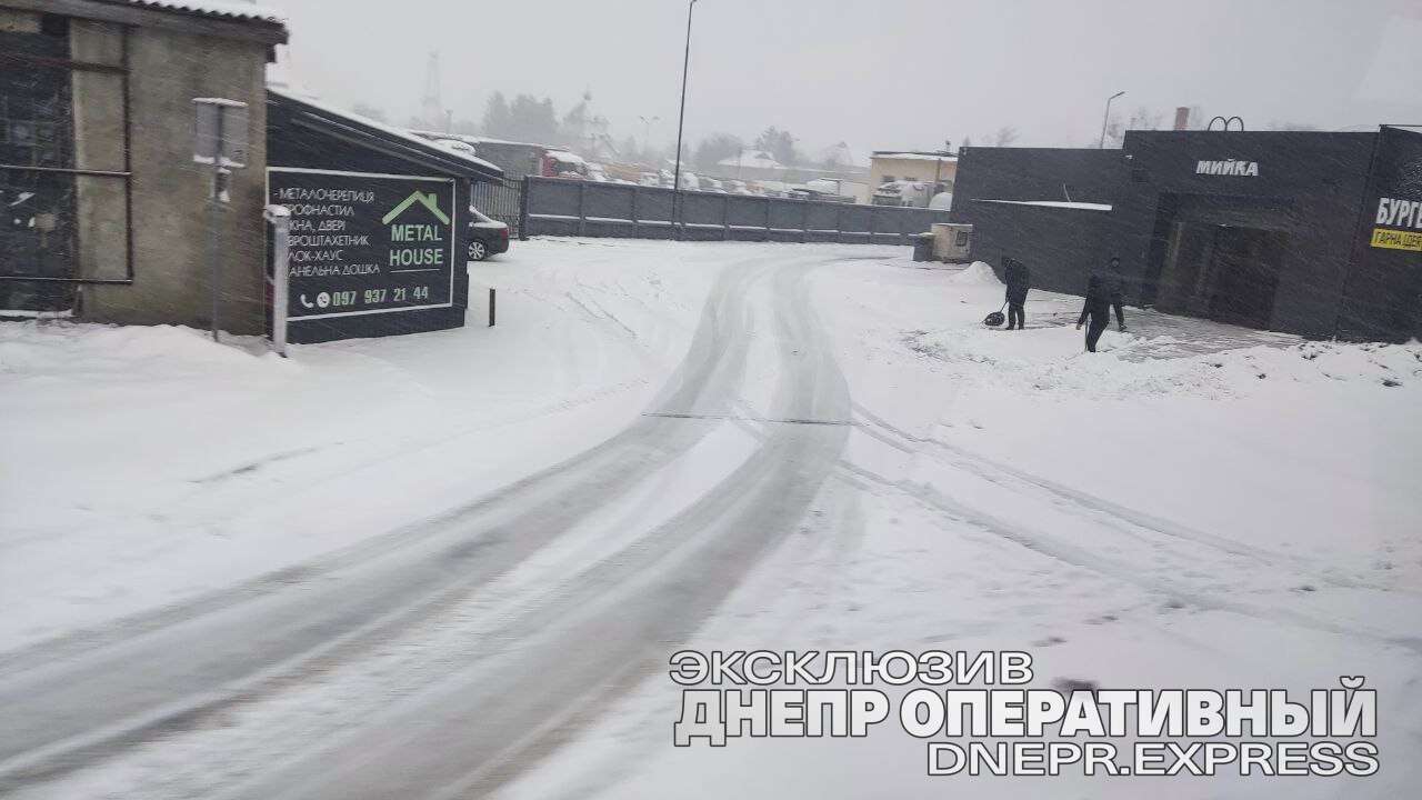 Замело снегом западные области Украины