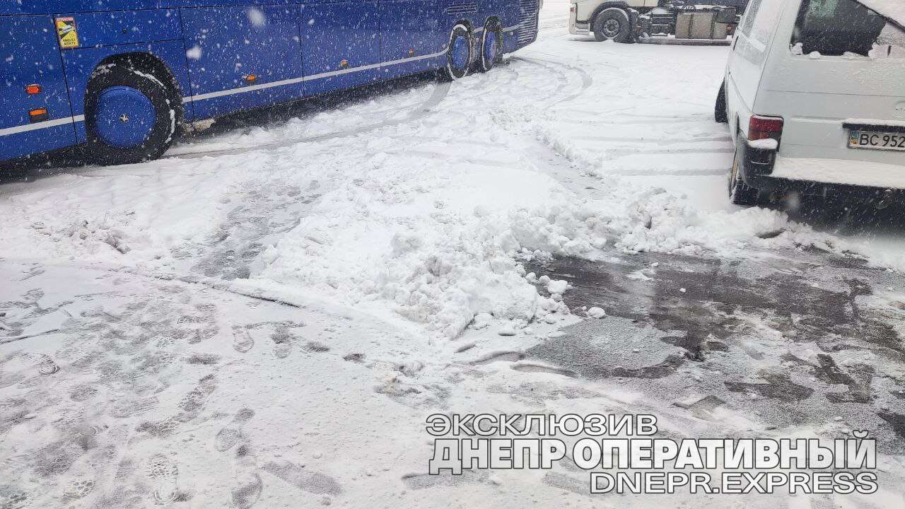 Засыпало снегом западную Украину