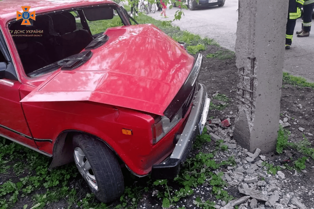 В Желтых Водах ВАЗ влетел в столб, водителя зажало в салоне автомобиля |  Новости Днепра | Днепр Оперативный