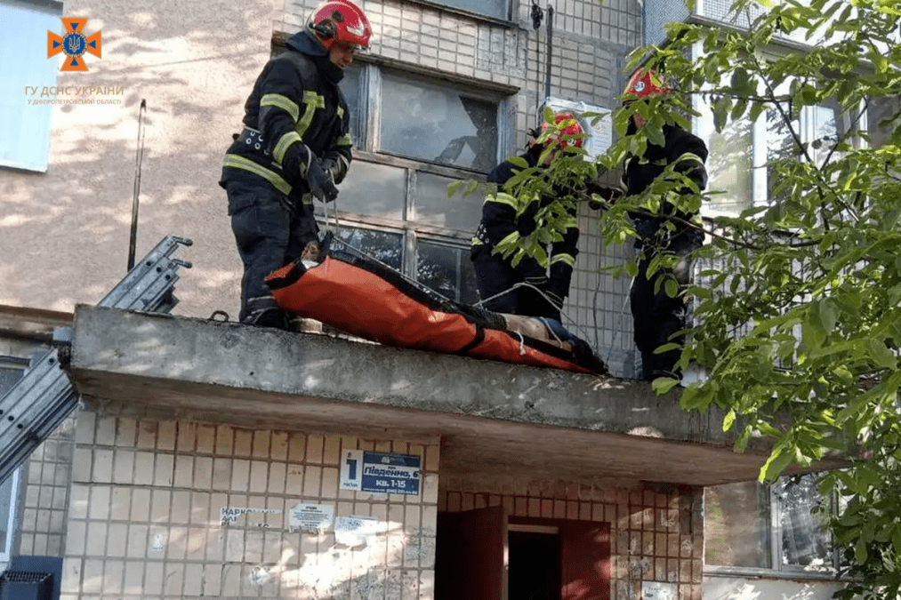 Женщина выпала с пятого этажа