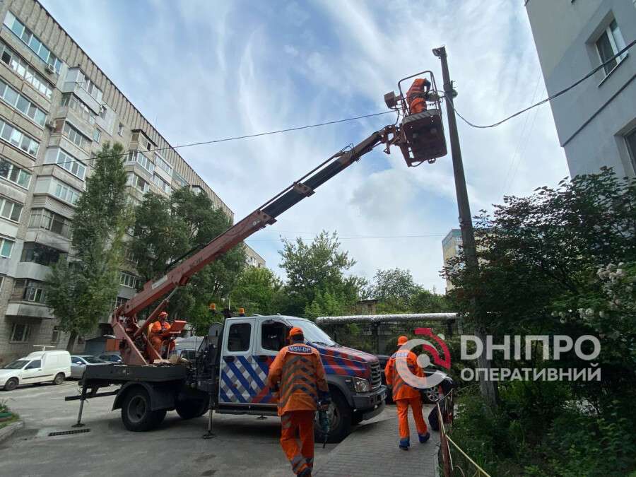 встановлюють ліхтарі