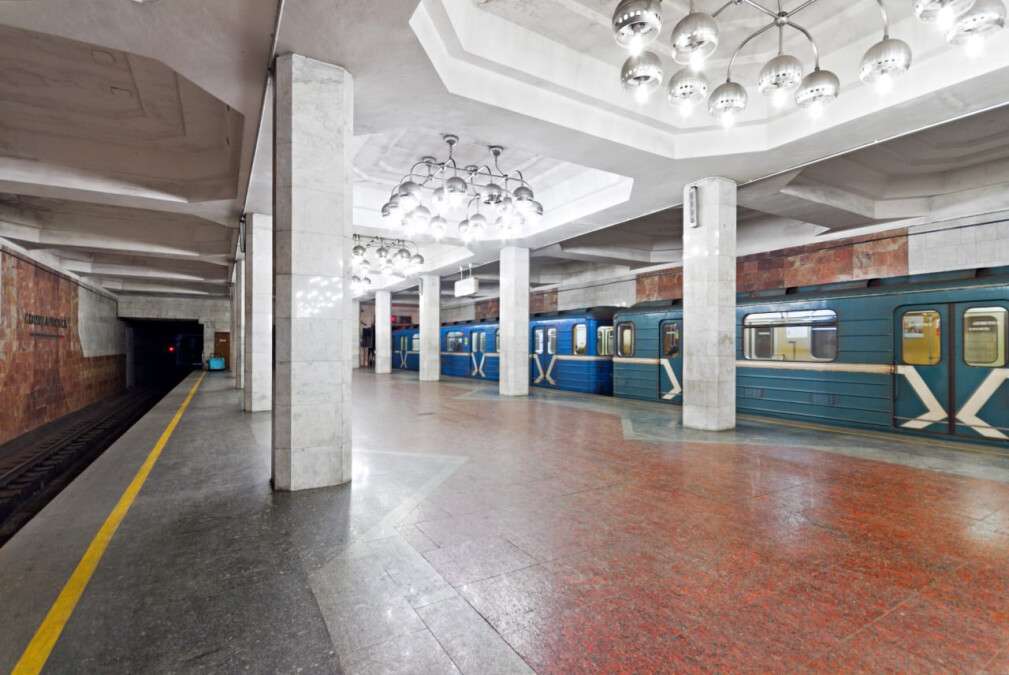 Вагон метро на станции Покровская в Днепре