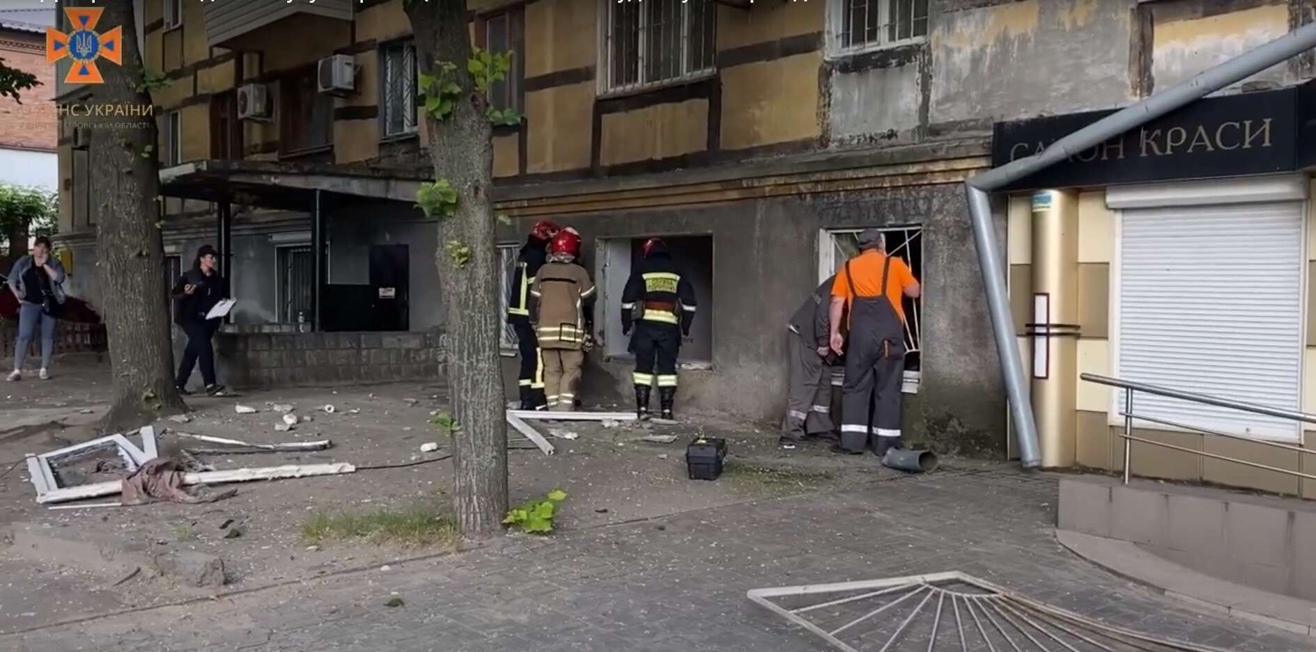 От взрыва в жилом доме на Савченко в Днепре пострадал мужчина: видео.  Читайте на UKR.NET