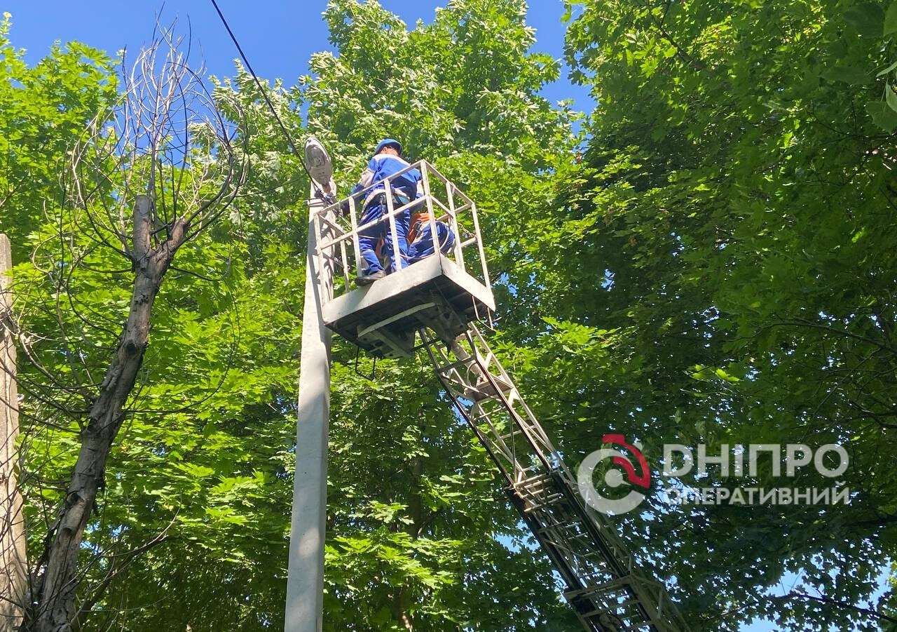 В Днепре на одной из улиц восстанавливают наружное освещение. Читайте ...