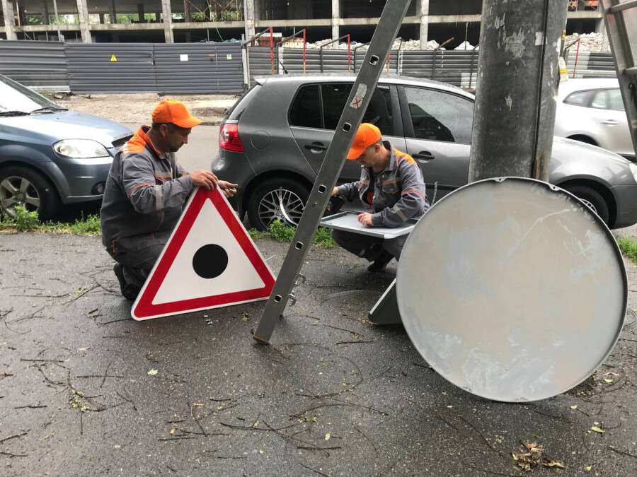 Устанавливают новые знаки в Днепре