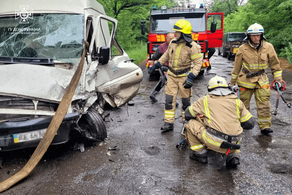 аварія за участі вантажівки та мікроавтобусу