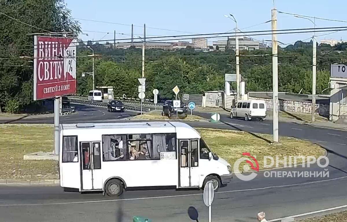 В Днепре на Тополе женщина на авто снесла дорожный знак: видео. Читайте на  UKR.NET