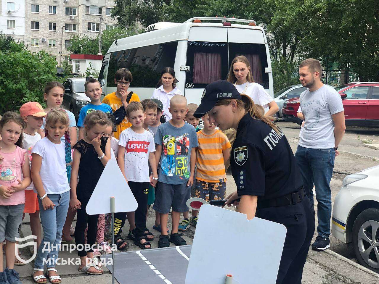 Досуг детей летом и безопасность в школе: дежурная по Днепру осуществила  инспекционный объезд. Читайте на UKR.NET