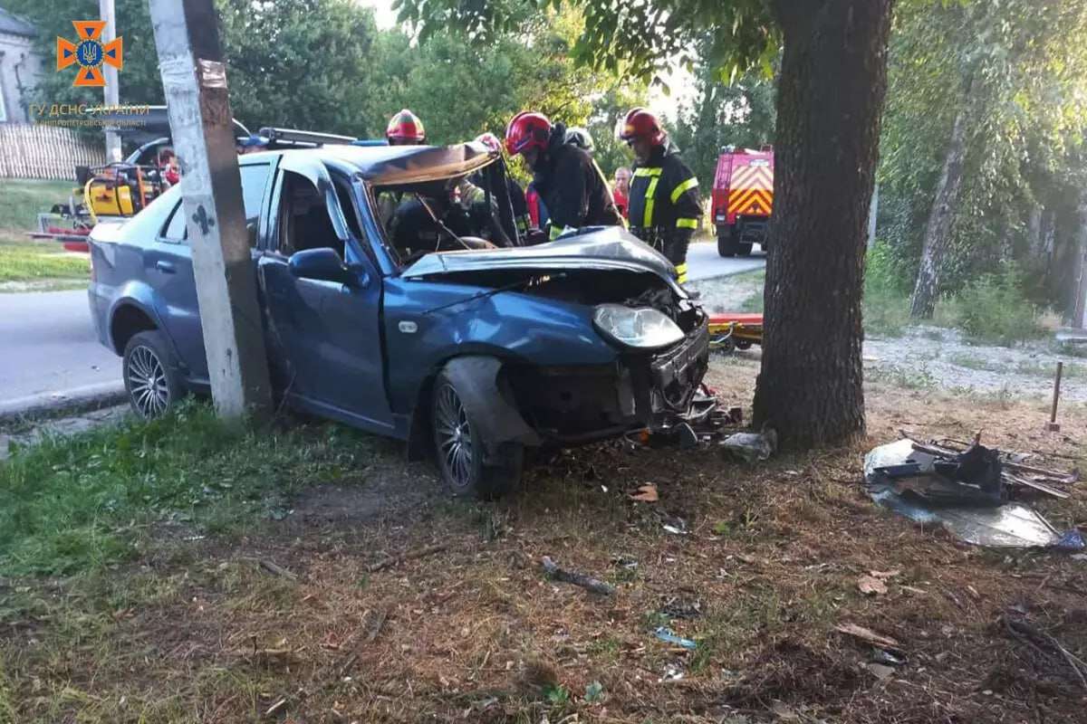 В Новомосковском районе Geely врезался в дерево: водителя зажало в машине.  Читайте на UKR.NET