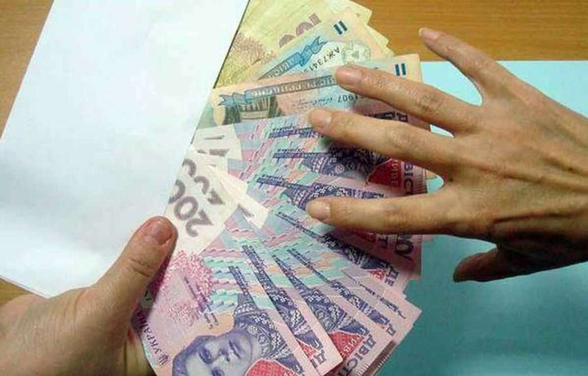 На Дніпропетровщині пенсіонерка віддала понад 200 тисяч гривень шахраям, які запропонували їх “освятити”
Літня жінка повірила незнайомцям, які обіцяли "очистити" її заощадження в церкві. Наслідок – втрата понад 200 тисяч гривень. Правоохоронці завер