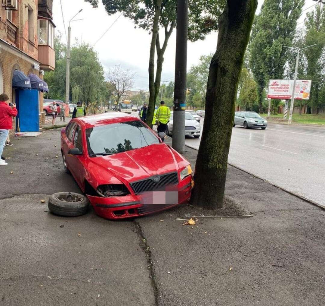 В Кривом Роге автомобиль Skoda сбил на тротуаре беременную женщину: она  скончалась в больнице. Читайте на UKR.NET