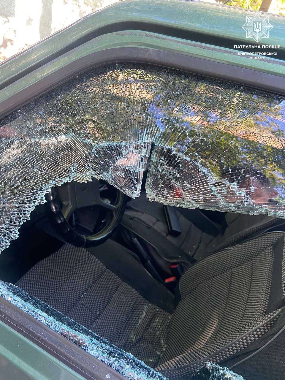 Выбили окно автомобиля