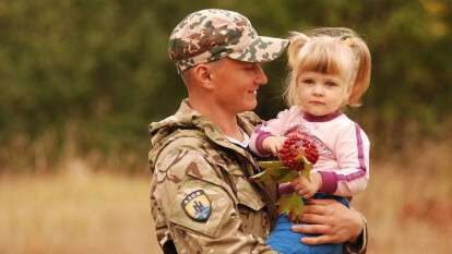Військовий з дитиною