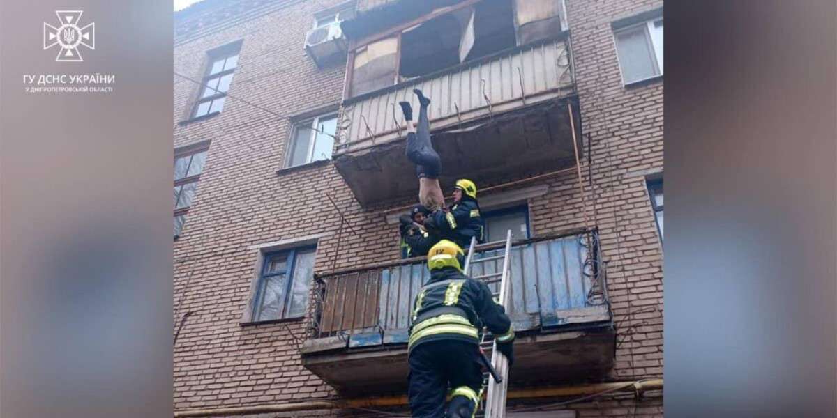 Мужчина застрял на балконе