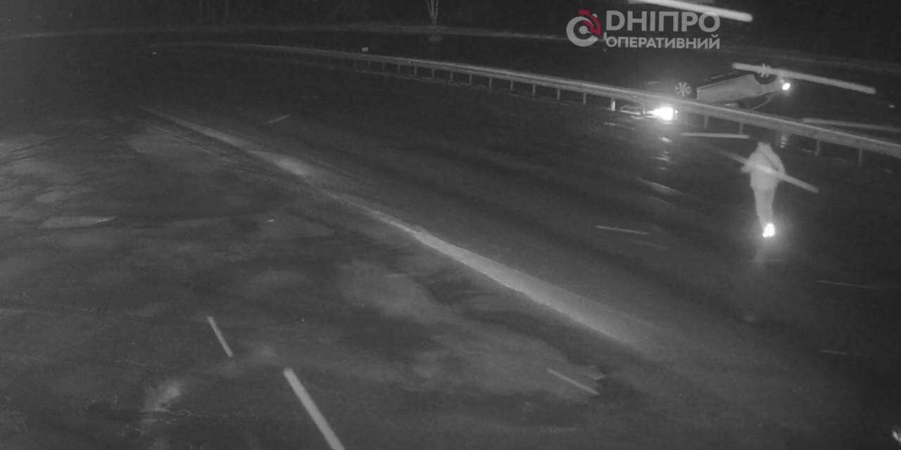 В Днепре на Солнечной Набережной перевернулся автомобиль: видео момента ...