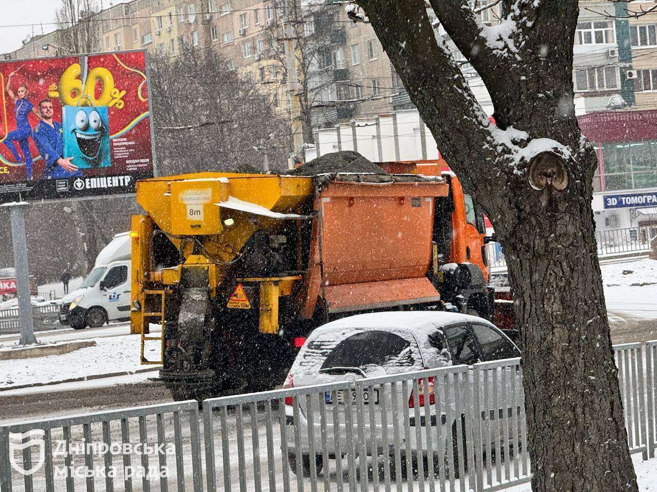 Прибирають сніг