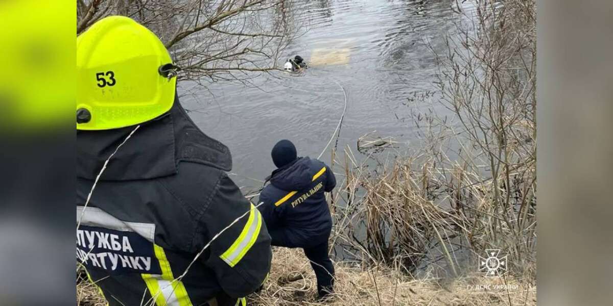 Витягли авто з річки