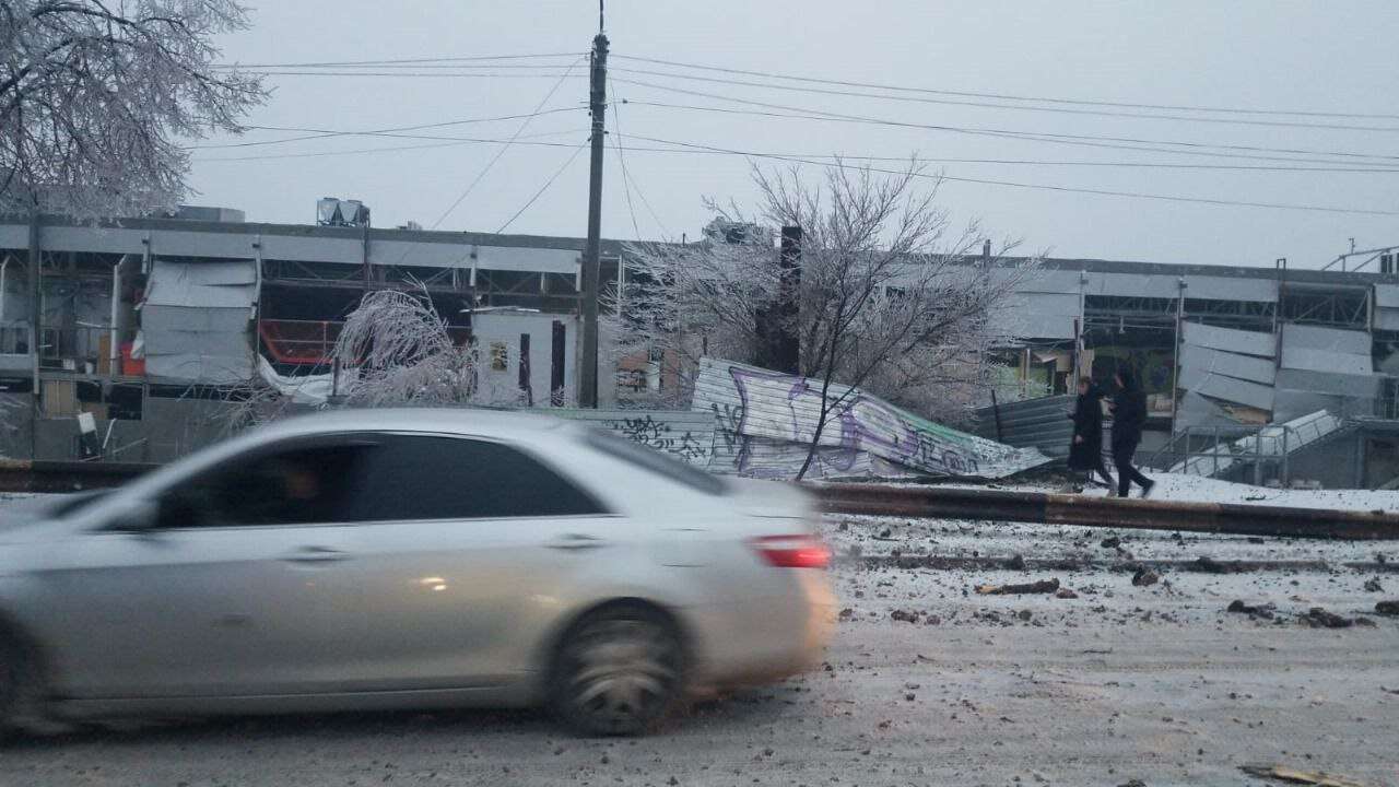 Вражеские ракеты убили человека и нанесли серьезные разрушения в  Днепропетровской области. Читайте на UKR.NET